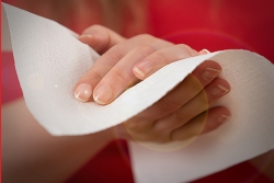 Ręczniki papierowe najczęściej używanym środkiem do osuszania rąk w toaletach publicznych