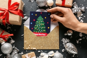 Jak przygotować się do wysyłki świątecznych paczek i kartek do kontrahentów?
