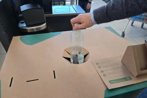Mondi i Biedronka rzucają wyzwanie tradycyjnym butelkomatom. Przedstawiamy Recyklobox