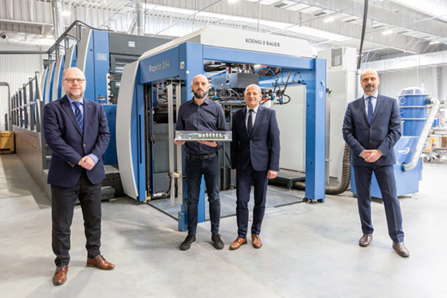 Przy nowej maszynie Rapida 164 stoją od lewej: Jan Korenc - prezes Koenig & Bauer (CEE), Dariusz Gołba i Adam Gołba - współwłaściciele drukarni Solidbox oraz Adam Ślażyński - regionalny szef sprzedaży Koenig & Bauer (CEE). Fot.: Koenig & Bauer (CEE)